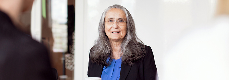 En huvudman pratar med sina kollegor