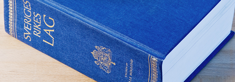 En lagbok på ett bord